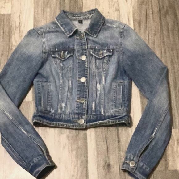 AMERICAN EAGLE CROPPED DISTRESSED STUDDED JEAN JACKET LIGHT WASH SZ XS - Picture 2 of 9